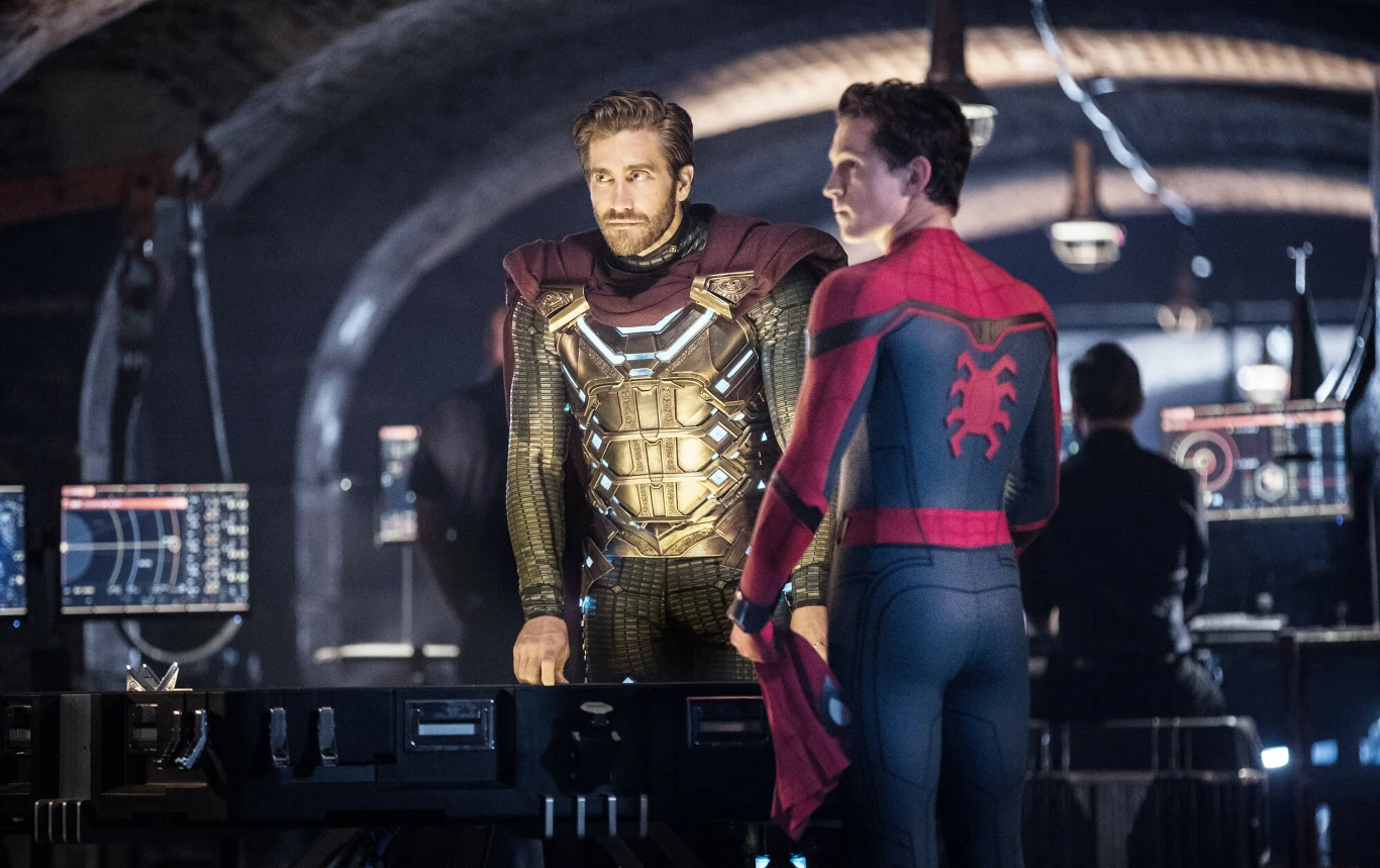 W 2019 roku Jake Gyllenhaal dołączył do uniwersum Marvela, występując w filmie "Spider-Man: Daleko od domu". Aktor wcielił się w postać czarnego charakteru - Mysterio.

Postać ta zadebiutowała w 13. numerze komiksu "The Amazing Spider-Man" w 1964 roku i została stworzona przez Stana Lee i Steve'a Ditko.

Oryginalnym Mysterio jest Quentin Beck - mistrz efektów specjalnych, kaskader i niespełniony aktor. Kiedy został odtrącony przez wielkie hollywoodzkie studio, zaczął wykorzystywać swoje umiejętności jako zamaskowany przestępca. Niejednokrotnie potrafił wyprowadzić w pole samego Spider-Mana.