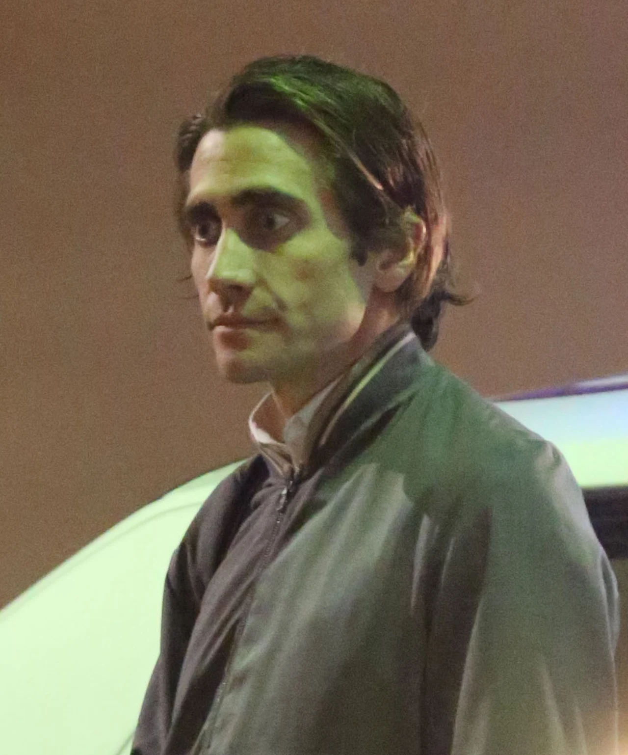 W filmie "Wolny strzelec" Jake Gyllenhaal zagrał reportera, którego stać na absolutnie wszystko, żeby wspiąć się po szczeblach kariery kronikarza najniebezpieczniejszych dzielnic Los Angeles. "Starałem się jeść jak najmniej kalorii. Jeśli czułem się głodny, wiedziałem, że zmierzam w dobrym kierunku" - przygotowując się do roli, Gyllenhaal wpadł na dość radykalny pomysł, by jego bohater Lou wyglądał na mizernego i mocno wychudzonego.
 
Trzy miesiące przed rozpoczęciem zdjęć aktor zmienił swoje nawyki żywieniowe, aby zrzucić wagę oraz pozbyć się swojej muskulatury.

Efekt przemiany był zaskakujący. Twarz aktora nabrała kanciastości, policzki zapadły się, co z kolei mocno uwypukliło jego oczy. Bywały noce (zdjęcia odbywały się głównie w nocy), w trakcie których Gyllenhaal nie jadał wcale lub pozwalał sobie na jedynie małą przekąskę, składającą się z mięsa, kilku krakersów i sałatki z włoskiej kapusty.