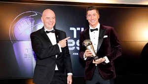 Prezes FIFA osobiście wręczył Lewandowskiemu trofeum dla najlepszego piłkarza 2020 roku