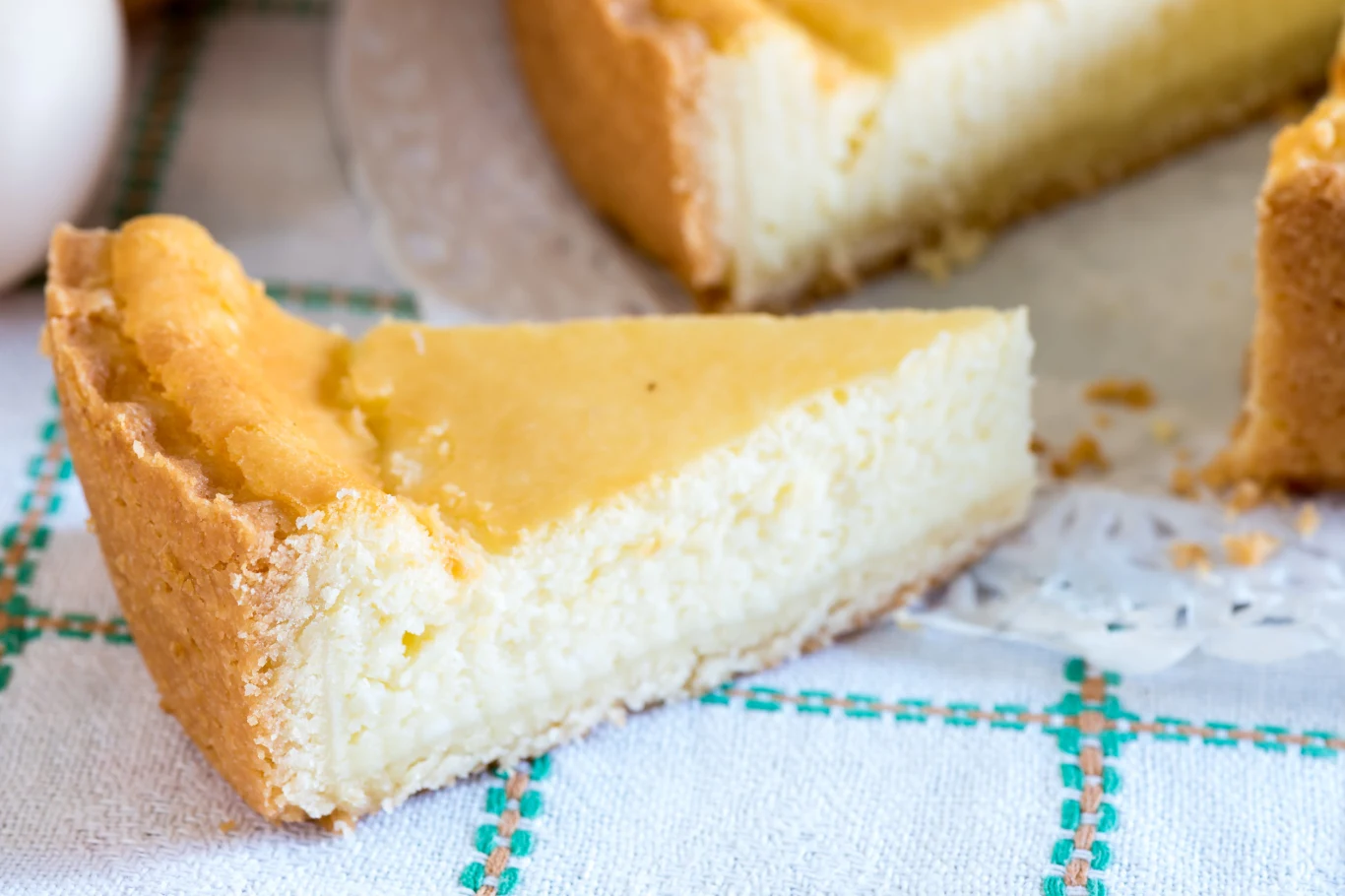 Sernik to częsty gość na polskich stołach. Nie bez powodu - smakuje wyśmienicie! Sernik to częsty gość na polskich stołach. Nie bez powodu - smakuje wyśmienicie!