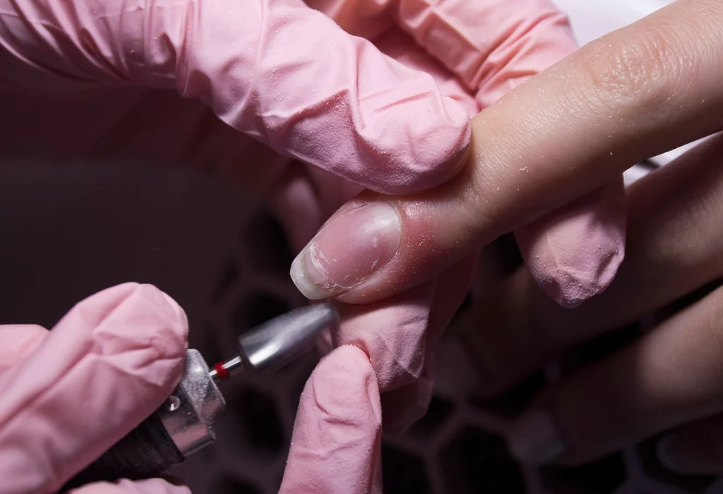 Mechaniczne metody usuwania skórek tak często używane w salonach kosmetycznych mogą osłabiać macierz paznokcia. Lepszym rozwiązaniem będą zmiękczające olejki i masełka do pielęgnacji skórek