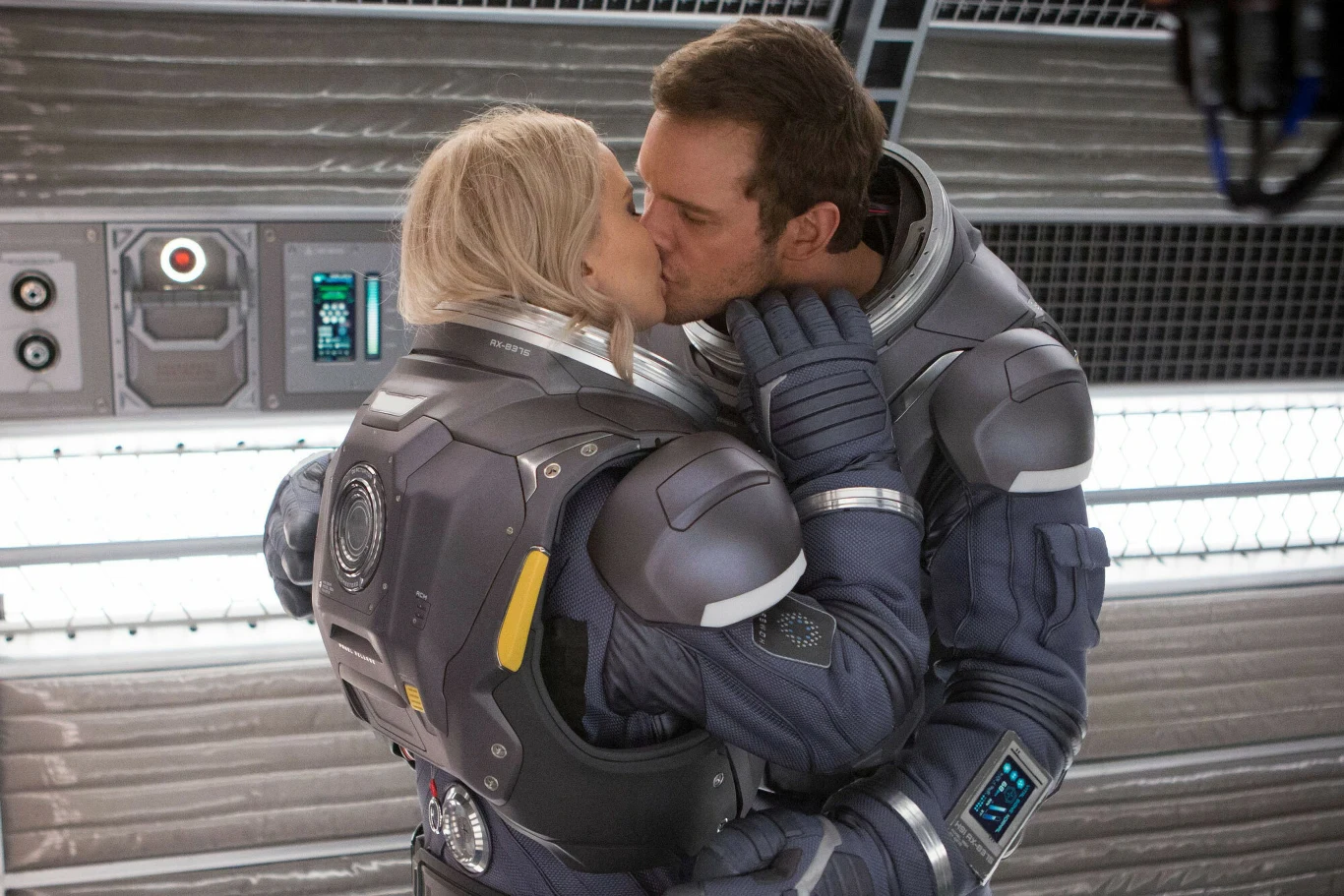 W 2016 roku aktorka zagrała w romansowej produkcji science-fiction "Pasażerowie". Akcja filmu rozgrywa się na statku kosmicznym. Proces hibernacji pasażerów ulega awarii i w rezultacie mechanik Jim (Chris Pratt) budzi się o 90 lat za wcześnie. Po roku spędzonym w samotności mężczyzna decyduje się na rozbudzenie drugiej osoby - pięknej Aurory (Jennifer Lawrence).

Na zdjęciu: Jennifer Lawrence i Chris Pratt w filmie "Pasażerowie"