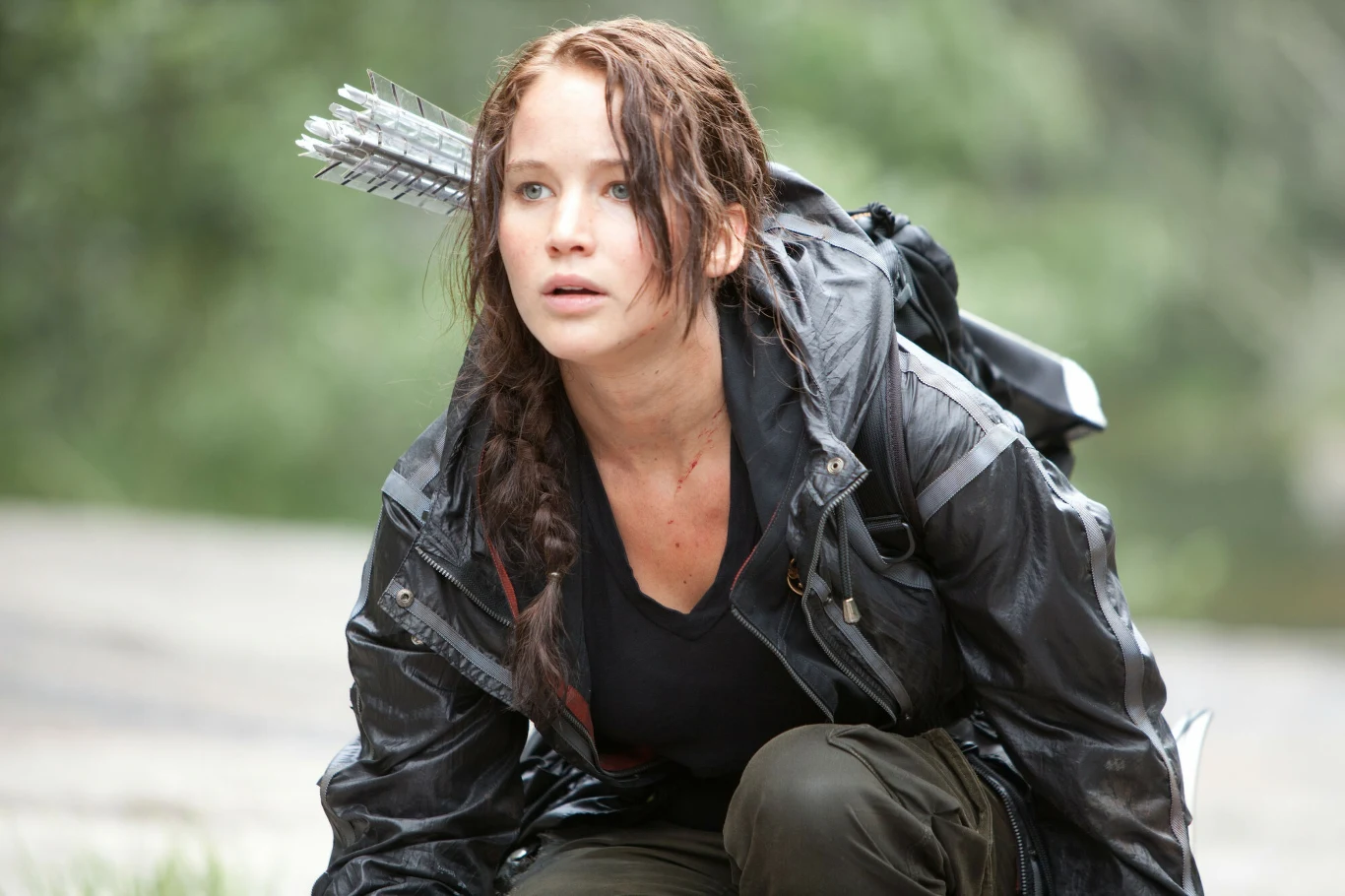 W 2012 roku Lawrence wcieliła się w Katniss Everdeen w ekranizacji książki dla młodzieży "Igrzyska śmierci". Udział w czterech filmach z serii uczynił z niej międzynarodową gwiazdę.
"Mam nadzieję, że Katniss stanie się dla młodych ludzi inspiracją. Młodzi muszą zrozumieć, jaką siłę ma ich głos. Chcę im powiedzieć, że podążanie za kimś to żadna sztuka. O wiele trudniej jest powiedzieć głośno swoje zdanie" - mówiła aktorka.

Na zdjęciu: Jennifer Lawrence w filmie "Igrzyska śmierci" (2012)