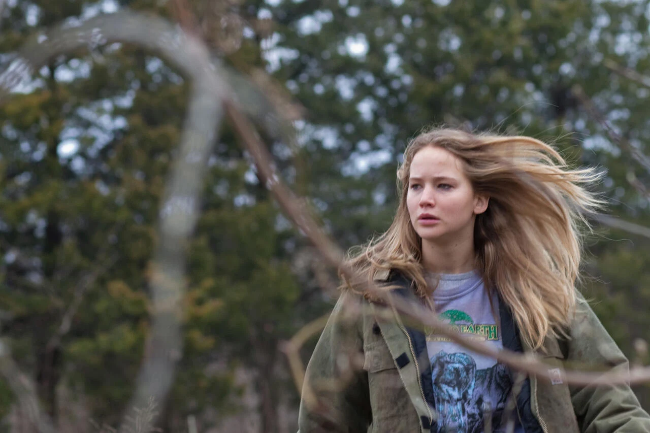 W wieku 20 lat Jennifer Lawrence zagrała główną rolę w filmie "Do szpiku kości" (2010). To był przełom w jej karierze. Wcieliła się w 17-latkę, która stara się znaleźć swego ojca, zaangażowanego w handel narkotykami. Dziewczyna pragnie zmusić go, by zgłosił się do sądu na rozprawę, ponieważ inaczej stracą rodzinny dom oraz ziemię.
Młodą aktorką zachwycili się widzowie i krytycy. Dzięki tej kreacji Lawrence otrzymała nominację do Oscara za pierwszoplanową rolę kobiecą.

Na zdjęciu: Jennifer Lawrence w filmie "Do szpiku kości" (Winter's Bone)
