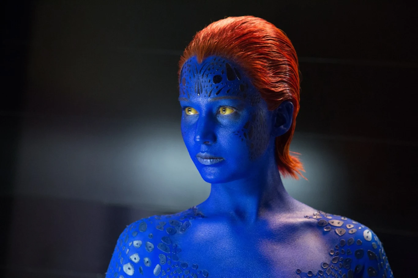 W 2011 roku Lawrence dołączyła do ekipy filmu "X-Men. Pierwsza klasa", w którym wcieliła się w seksowną mutantkę Mystique. Aktorka przyznała, że podczas pracy na planie przeżywała prawdziwy koszmar. Aby jej niebieskoskóra bohaterka wyglądała wiarygodnie, aktorka spędzała 8 godzin w charakteryzatorni, gdzie malowano jej ciało specjalną farbą. Zagrała tę postać jeszcze w trzech kolejnych filmach serii: "X-Men: Przeszłość, która nadejdzie", "X-Men: Apocalypse" i "X-Men: Mroczna Phoenix".

Na zdjęciu: Jennifer Lawrence w filmie "X-Men: Przeszłość, która nadejdzie" (2014)