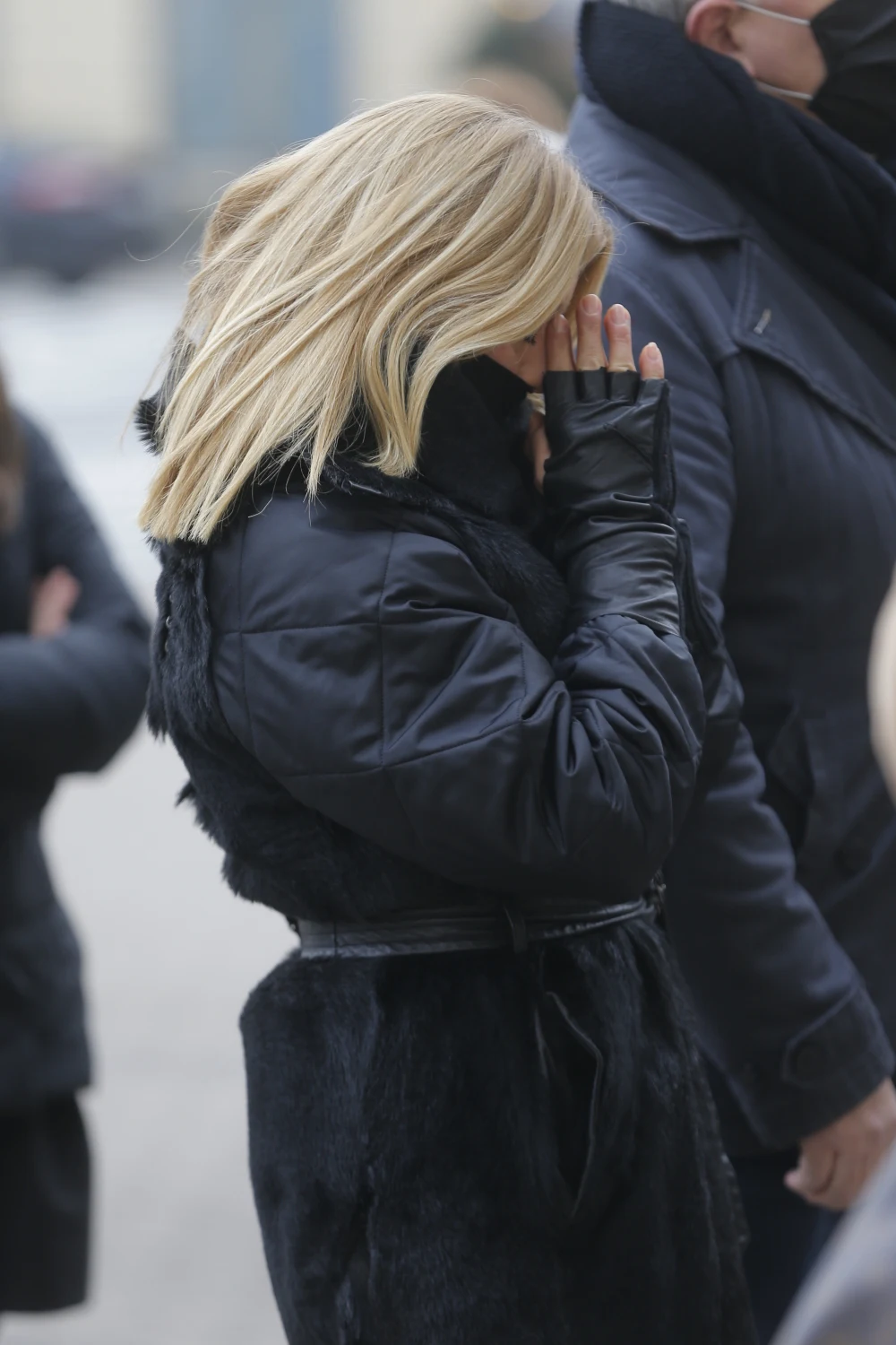 Na zdjęciu: Edyta Olszówka żegna Piotra Machalicę Na zdjęciu: Edyta Olszówka żegna Piotra Machalicę