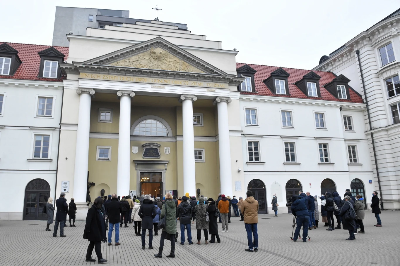 Msza święta jest transmitowana na kanale You Tube Duszpasterstwa Środowisk Twórczych. "My pobędziemy tu jeszcze i pogramy w zielone. Do zobaczenia Piotrze" - podczas kazania ksiądz Andrzej Luter uczynił aluzję do pamiętnej piosenki Wojciecha Młynarskiego.