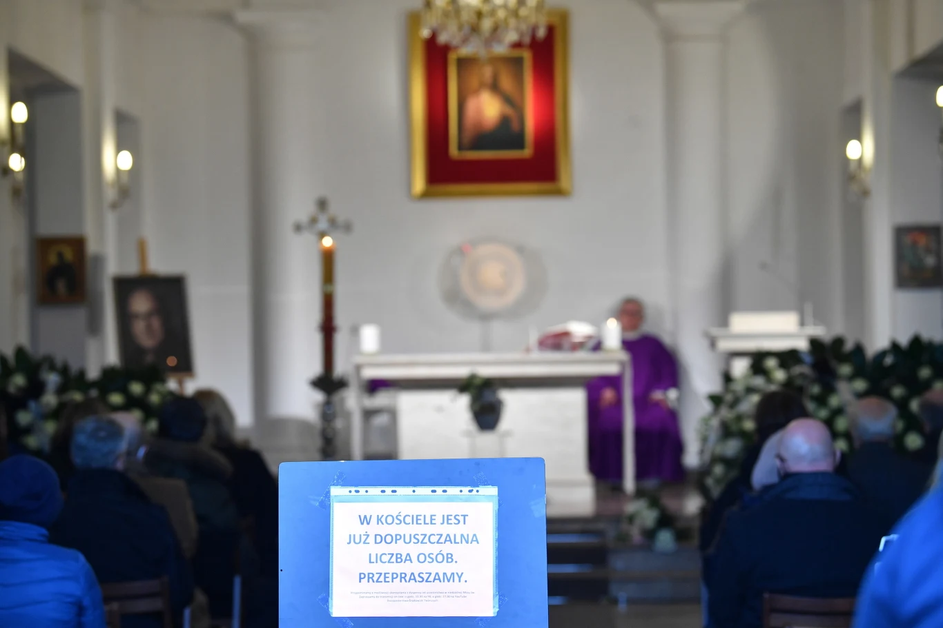 Jak poinformowała rodzina "ze względu na obostrzenia pandemiczne, w Kościele Środowisk Twórczych przy Placu Teatralnym może przebywać 40 osób. Ci, którzy przybędą na Plac Teatralny, a nie zmieszczą się w kościele, mogą uczestniczyć w mszy na zewnątrz, zachowując zasady bezpieczeństwa".