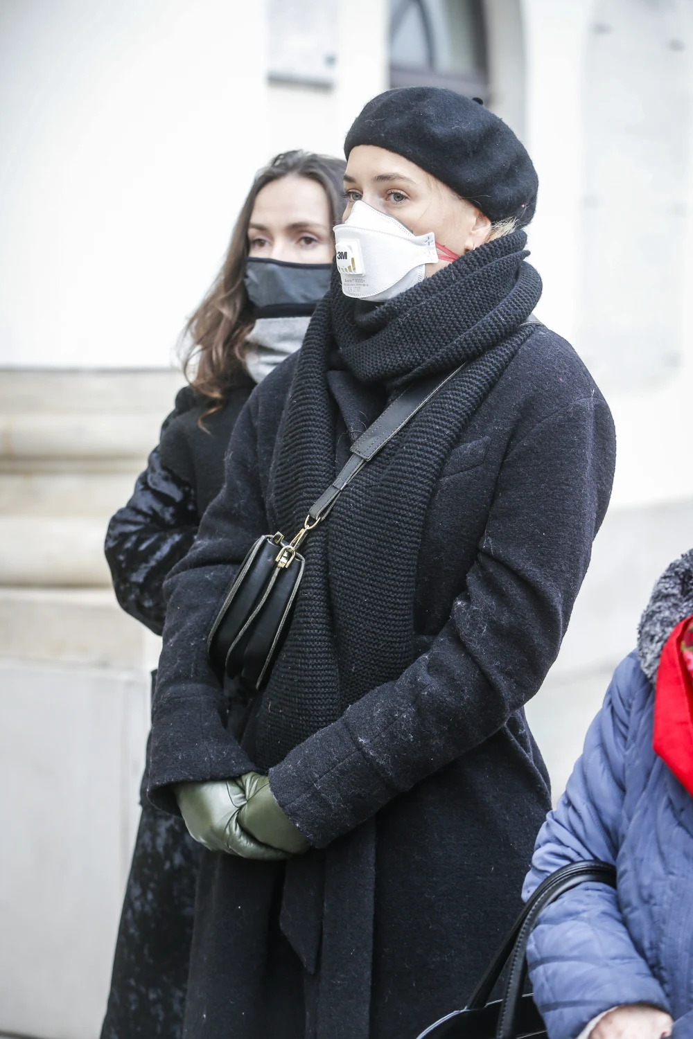 Olga Bołądż i Magdalena Lamparska żegnają Piotra Machalicę. 
