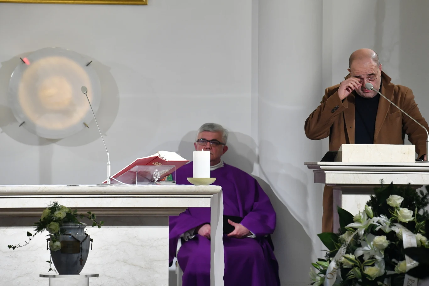 W trakcie mszy wzruszony Cezary Żak odczytał słowa napisane przez wdowę po Piotrze Machalicy - Aleksandrę. Para wzięła ślub zaledwie trzy miesiące przed śmiercią aktora. Dowiedzieliśmy się, że tuż przed śmiercią lekarze pomogli aktorowi wykonać pożegnalny telefon do żony.