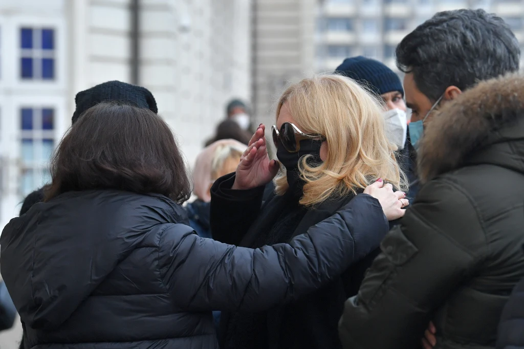 Wdowa Aleksandra Sosnowska (C) przed Kościołem Środowisk Twórczych na pl. Teatralnym w Warszawie po mszy pożegnalnej Piotra Machalicy. Wdowa Aleksandra Sosnowska (C) przed Kościołem Środowisk Twórczych na pl. Teatralnym w Warszawie po mszy pożegnalnej Piotra Machalicy.