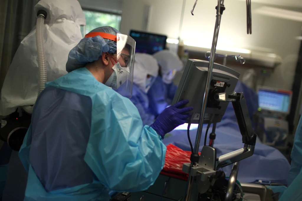 Według CNN od Święta Dziękczynienia w Kalifornii nastąpił gwałtowny, niespotykany w całym kraju wzrost liczby zakażeń Według CNN od Święta Dziękczynienia w Kalifornii nastąpił gwałtowny, niespotykany w całym kraju wzrost liczby zakażeń