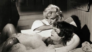 Marilyn Monroe i Tony Curtis w koedmii "Pół żartem, pół serio". Tego tytułu nie mogło zabraknąć w książce "1000 filmów, które tworzą historię kina"