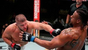 Marcin Tybura w walce z Gregiem Hardym