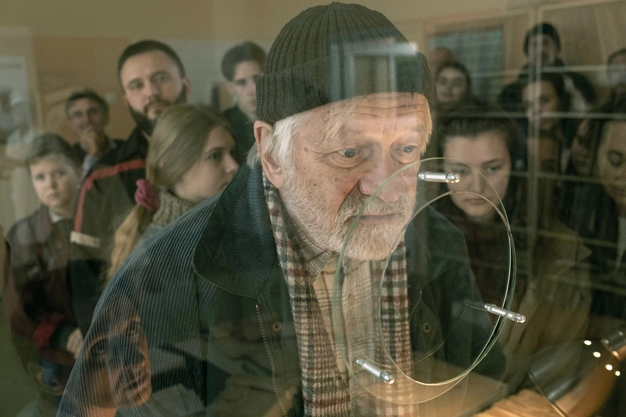 Wspierają ją - nagradzany na całym świecie za rolę w filmie "Ostatnia Rodzina" - Andrzej Seweryn, kilkukrotna laureatka Polskiej Nagrody Filmowej Orzeł - Aleksandra Konieczna ("Ostatnia Rodzina", "Boże Ciało"), odkrycie głośnego serialu HBO, "Ślepnąc od świateł" - Marta Malikowska, gwiazda serialu "Chyłka" - Filip Pławiak oraz po raz pierwszy na ekranie - Wojtek Krupiński.  