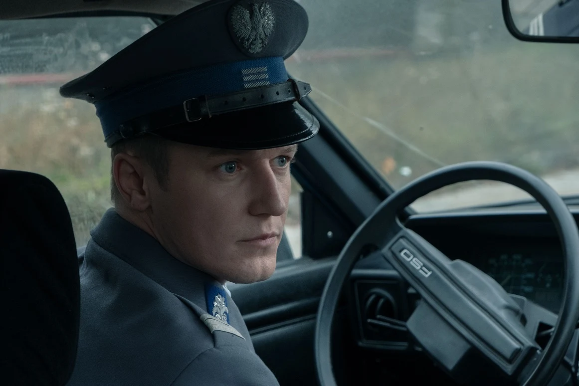 Rok 1989. Młoda dziewczyna, Maryśka zachodzi w ciążę ze starszym od niej milicjantem Darkiem. Mężczyzna nie chce dziecka i zmusza kobietę do aborcji. Mimo kiepskiej sytuacji materialnej i ambitnych planów życiowych, Maryśka decyduje się urodzić, a Darek usuwa się z jej życia. Wkrótce potem na świat przychodzi jej syn, w którego wychowaniu wspiera ją starsza siostra, Marta. 