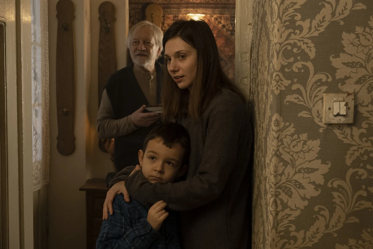 Maryśka jednak nie poddaje się i postanawia dowiedzieć się jak najwięcej o autyzmie oraz zrobić wszystko, aby jej syn mógł podjąć normalną edukację. Wie bowiem, że chłopiec jest ponadprzeciętnie inteligentny, ale wymaga więcej uwagi i cierpliwości od otoczenia. Rzucając wyzwanie służbie zdrowia i polskiemu systemowi oświaty, Maryśka odnajduje inne matki w podobnej sytuacji, ignorowane przez system. Od tej pory kobieta nie cofnie się przed niczym, aby osiągnąć swój cel oraz zapewnić swojemu synowi społeczną akceptację i zrozumienie. 