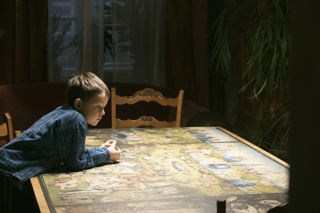 Bardzo szybko okazuje się, że chłopiec mocno różni się od rówieśników: jest dziwnie wycofany, zamknięty w sobie, a jedyne wypowiadane przez niego słowo to "śubuk". Mijają kolejne lata, syn Maryśki zostaje wyrzucony z przedszkola, a po jakimś czasie pojawia się diagnoza lekarzy: chłopiec ma autyzm. Maryśka początkowo nie wie, jak odnaleźć się w tej sytuacji, a w Polsce lat 90. nikt nie rozumie tego zaburzenia. Kobieta ma przeciwko sobie również zawziętego sąsiada Feliksa, który - słysząc krzyki dziecka w mieszkaniu - donosi na policję, że ta znęca się nad synem. 