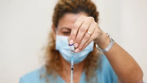 Szczepionkę opracowały firma Janssen Pharmaceutica oraz specjaliści z Beth Israel Deaconess Medical Center (BIDMC)