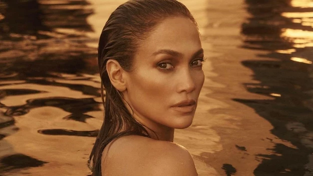 51-letnia Jennifer Lopez wie, jak zrobić wrażenie. W teledyskach, na scenie i podczas oficjalnych wydarzeń zawsze prezentuje się perfekcyjnie i wygląda dużo młodziej, niż mogłaby sugerować to jej metryka. 

Artystka bardzo dba o swój wizerunek, który jest nienaganny. Wiele osób uważa, że jest jedną z najpiękniejszych piosenkarek na świecie