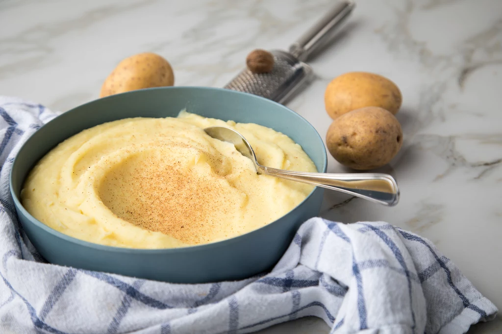 Przyprawa ma korzenny smak i intensywny aromat, z wyraźnie wyczuwalną gorzką nutą, zwłaszcza, gdy jest świeżo starta. Wystarczy dodać odrobinę pod koniec gotowania kapusty, szpinaku, fasoli czy cebuli. Doskonale dopełni smak dań warzywnych, ale jest też niezastąpiona w doprawianiu mięs, pasztetów, wędlin, ryb i owoców morza. Warto dodać szczyptę do grzanego wina, ponczu, kompotu, czekolady na gorąco czy kakao. Podkreśli też smak słodkich smakołyków, szczególnie szarlotki i piernika. Przyprawa ma korzenny smak i intensywny aromat, z wyraźnie wyczuwalną gorzką nutą, zwłaszcza, gdy jest świeżo starta. Wystarczy dodać odrobinę pod koniec gotowania kapusty, szpinaku, fasoli czy cebuli. Doskonale dopełni smak dań warzywnych, ale jest też niezastąpiona w doprawianiu mięs, pasztetów, wędlin, ryb i owoców morza. Warto dodać szczyptę do grzanego wina, ponczu, kompotu, czekolady na gorąco czy kakao. Podkreśli też smak słodkich smakołyków, szczególnie szarlotki i piernika.