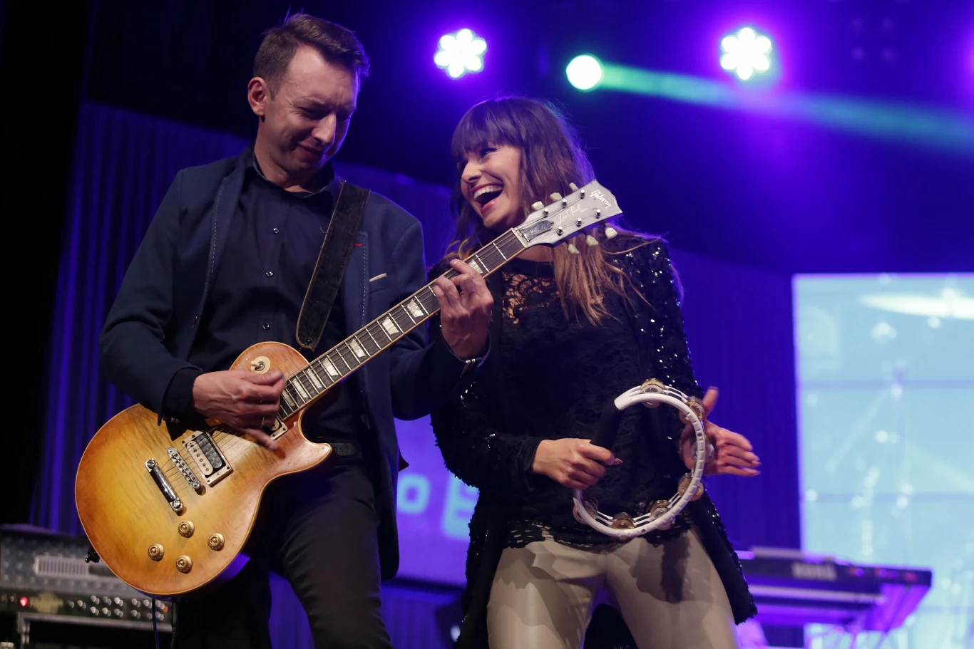 W styczniu 2011 r. nową wokalistką grupy Łzy została Sara Chmiel. Jej debiutem w składzie zespołu był album "Bez słów...". W 2016 r. formacja podsumowała dotychczasową działalność wydawnictwem "Łzy 20". W ostatnim czasie Sara Chmiel skupiała się na życiu prywatnym - wyszła za producenta Gromee'ego, z którym ma dwójkę dzieci: Franciszka (ur. 2018) i Helenę (ur. 2020). Na zdjęciu Adam Konkol i Sara Chmiel w 2014 r.