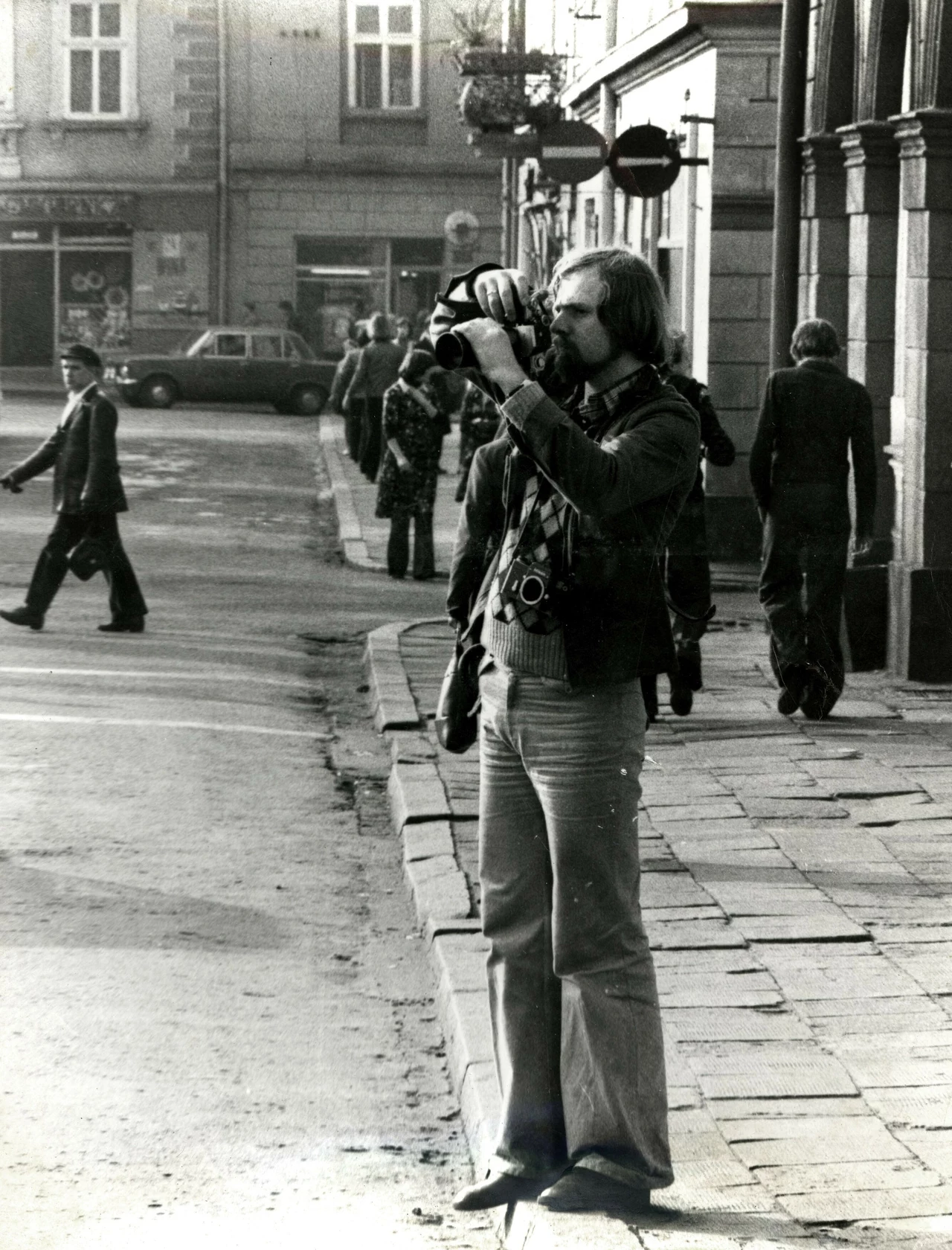 Chris Niedenthal robiący fotoreportaż w miejscu urodzenia Karola Wojtyły wybranego na papieża Jana Pawła II (1978 rok) / archiwum Chrisa Niedenthala / FOTONOVA