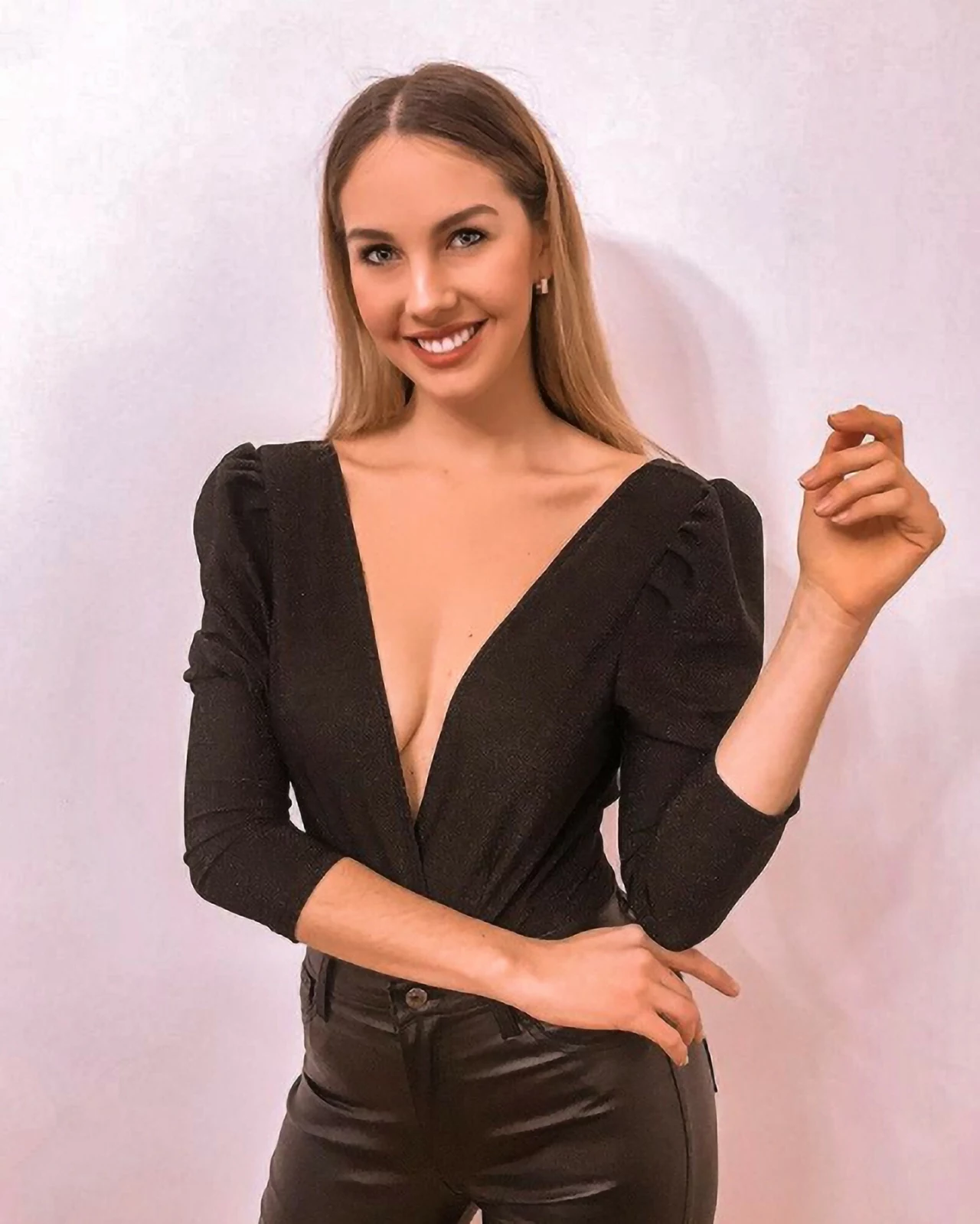 Niedawno Alina Akselrad wyznała, że kiedy chodziła jeszcze do szkoły, była ofiarą prześladowania. Niedawno Alina Akselrad wyznała, że kiedy chodziła jeszcze do szkoły, była ofiarą prześladowania.