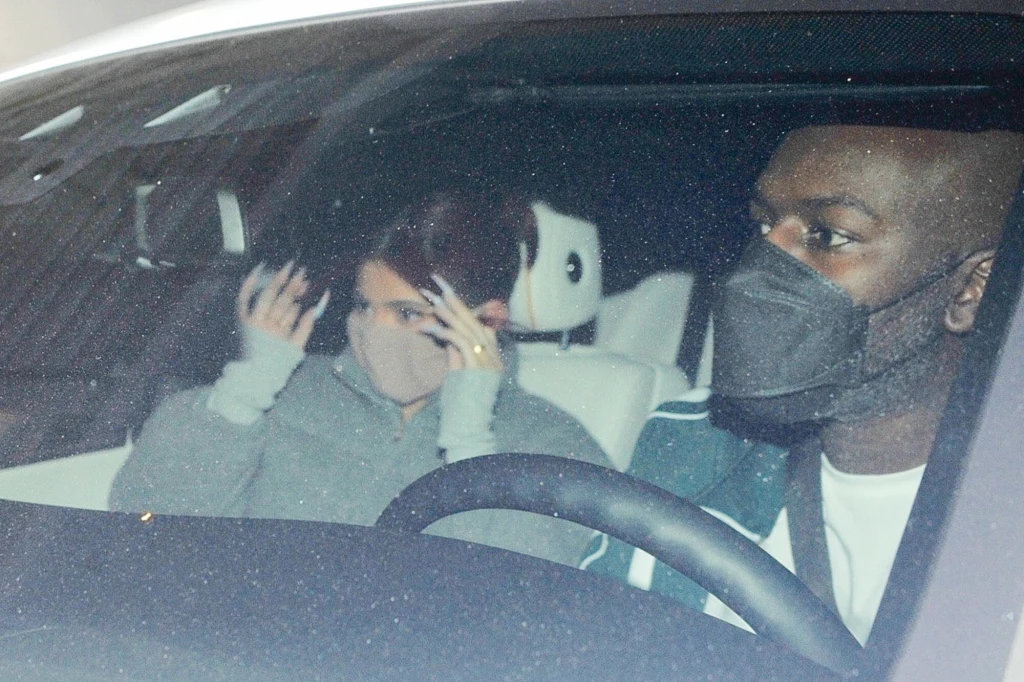 Kylie Jenner ucieka przed aktywistami Kylie Jenner ucieka przed aktywistami