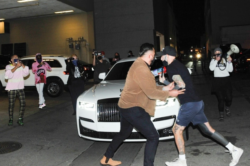 Ochroniarz Kylie Jenner rozpędza tłum aktywistów Ochroniarz Kylie Jenner rozpędza tłum aktywistów