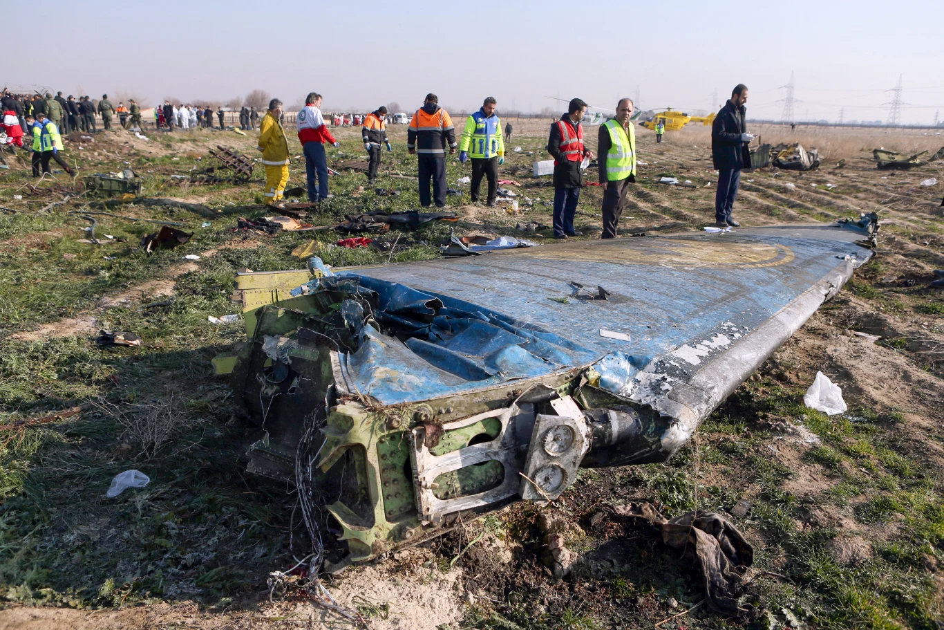 Iran zestrzelił samolot pasażerski. Zginęło 176 osób 8 stycznia w Szahrijar, 17 km od Teheranu, około godziny 6:18 doszło do katastrofy samolotu pasażerskiego Boeing 737-800. Śledztwo potwierdziło, że maszyna została zestrzelona przez dwie rakiety. Iran, który początkowo zaprzeczał, że doszło do zestrzelenia, przyznał, że odpowiada za nie jednostka Wojsk Obrony Powietrznej Islamskiej Republiki Iranu, która omyłkowo uznała samolot za pocisk skierowany w irańską placówkę. Samolot należący do Ukraine International Airlines 752 leciał z Teheranu do Kijowa. Na pokładzie znajdowało się 167 pasażerów oraz dziewięcioosobowa załoga. Nikt nie przeżył.