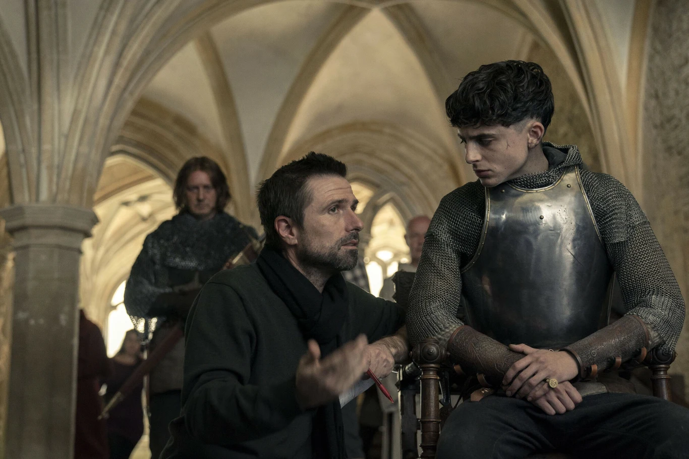 W historycznym kostiumie oglądaliśmy Timothee Chalameta w produkcji Netfliksa 'Król", w której zagrał Henryka V Lancastera, króla Anglii w latach 1413-1422.

Obraz opowiadał o krnąbrnym księciu, który wcale nie ma ochoty zasiąść w przyszłości na brytyjskim tronie. Jednak po śmierci ojca tyrana, zostaje koronowany i jako Henryk V rozpoczyna królewskie życie...

 