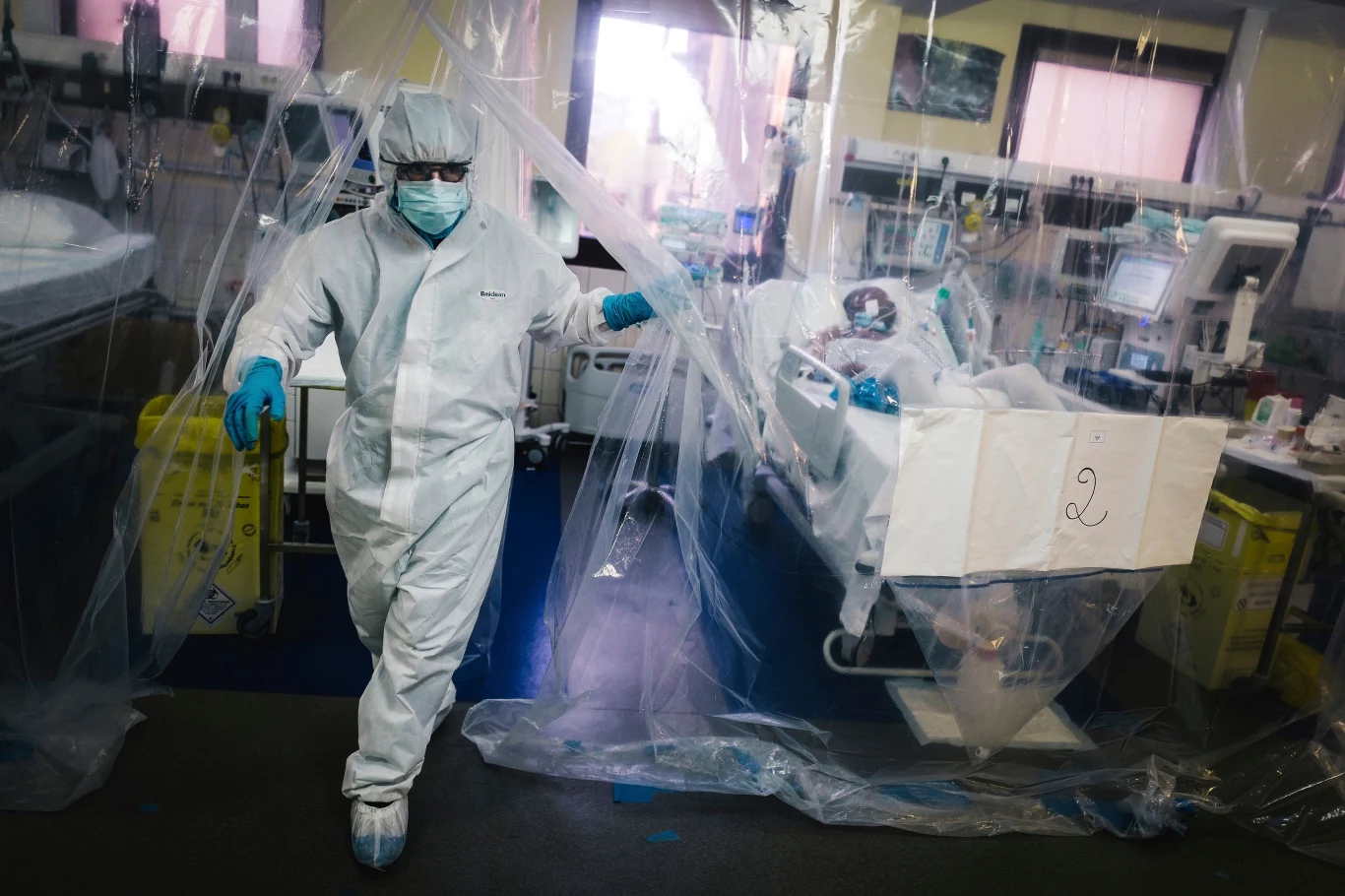 Pandemia koronawirusa 11 marca Światowa Organizacja Zdrowia ogłosiła stan pandemii koronawirusa. SARS-Cov-2, który wykryto w chińskim mieście Wuhan, w niezwykle szybkim tempie opanował i sparaliżował świat. Kolejne kraje ogłaszały lockdowny, by zahamować rozprzestrzenianie się wirusa. Od początku pandemii na całym świecie zakażenia odnotowano u ponad 82 mln osób, zmarło ponad 1 mln 799 tys. Wirus okazał się być najbardziej zabójczy dla seniorów i osób z osłabioną odpornością, cierpiących na choroby współistniejące. COVID-19 przeszli m.in. prezydent USA Donald Trump, prezydent Francji Emmanuel Macron oraz prezydent RP Andrzej Duda. 