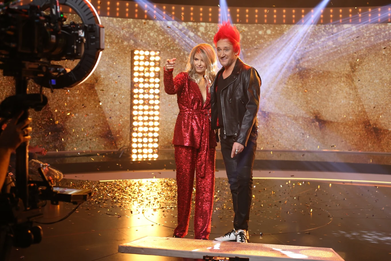 Marta "Mandaryna" Wiśniewska i Michał Wiśniewski rozwiedli się w 2006 r. Lider Ich Troje później był mężem Ani Świątczak (była i obecna wokalistka tej grupy) i Dominiki Tajner. W kwietniu 2020 r. poślubił żonę nr 5 - Polę, z którą spodziewa się swojego piątego dziecka. Latem 2020 r. Mandaryna ponownie została choreografem koncertowym Ich Troje. "Żadne z nas tego ślubu nie żałuje. Wręcz przeciwnie. Ten ślub był jak z bajki i to prawda, że po latach miło popatrzeć na zdjęcia z niego. Fani to lubią" - mówił Wiśniewski. Marta "Mandaryna" Wiśniewska i Michał Wiśniewski rozwiedli się w 2006 r. Lider Ich Troje później był mężem Ani Świątczak (była i obecna wokalistka tej grupy) i Dominiki Tajner. W kwietniu 2020 r. poślubił żonę nr 5 - Polę, z którą spodziewa się swojego piątego dziecka. Latem 2020 r. Mandaryna ponownie została choreografem koncertowym Ich Troje. "Żadne z nas tego ślubu nie żałuje. Wręcz przeciwnie. Ten ślub był jak z bajki i to prawda, że po latach miło popatrzeć na zdjęcia z niego. Fani to lubią" - mówił Wiśniewski.