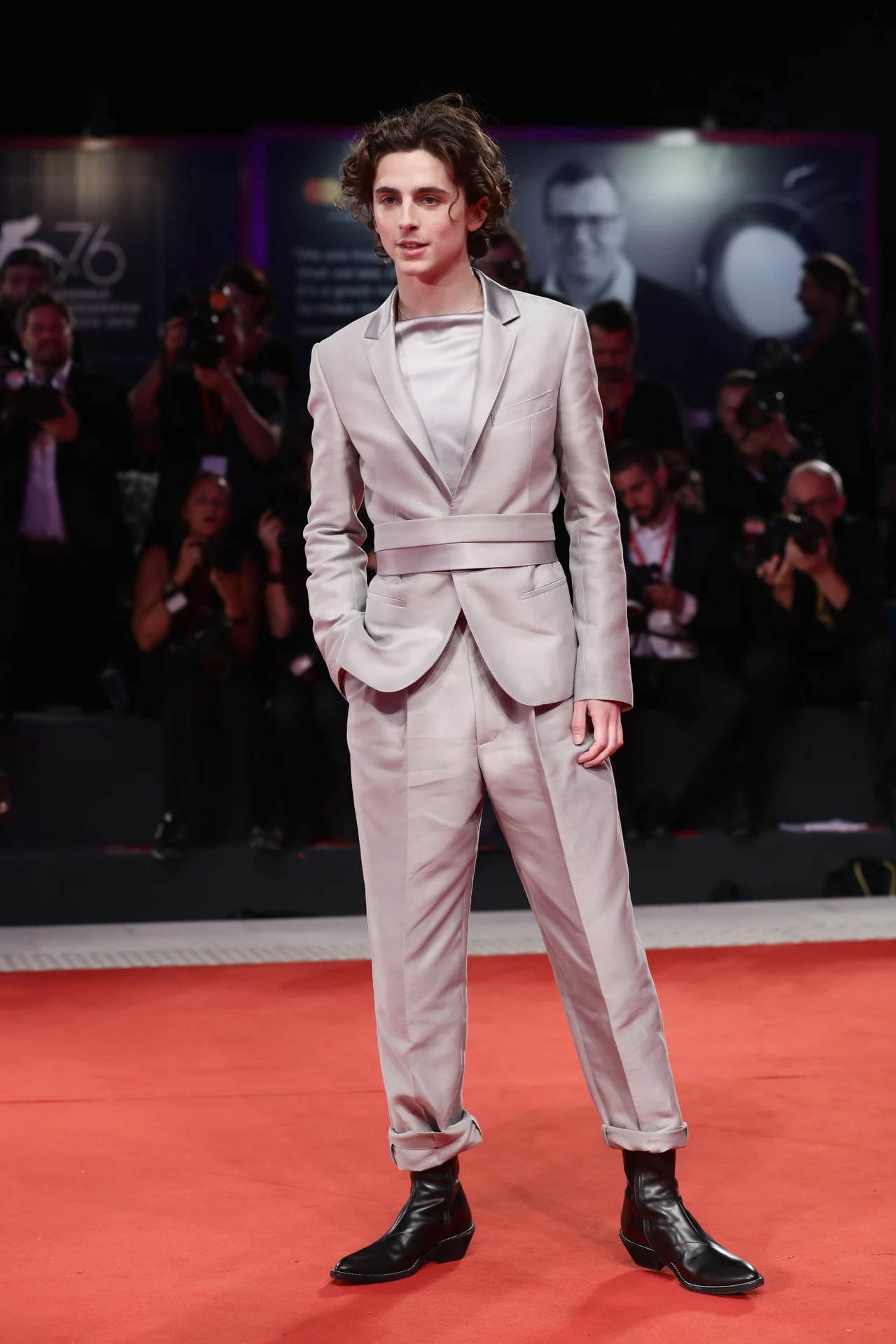 Chalamet, zawsze odważny w modowych wyborach, w Wenecji postawił na srebrzystoszary smoking od Haidera Ackermanna. Czym zaskoczył najbardziej? Tym, że podwinął wysoko nogawki spodni, odsłaniając czarne skórzane buty.