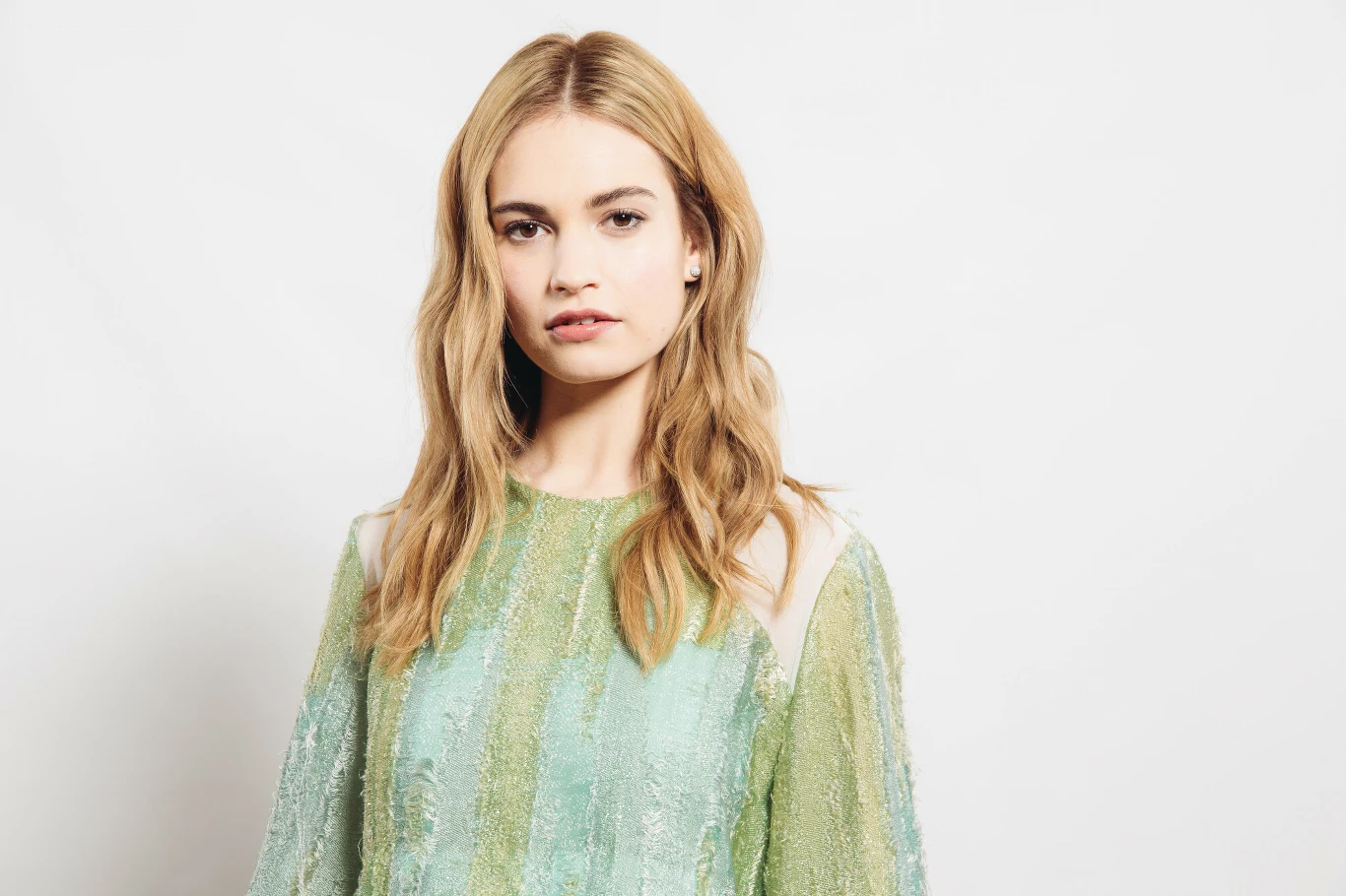 Lily James długo czekała na punkt zwrotny w swojej karierze. 28-letnia Brytyjka, absolwentka Guildhall School of Music and Drama, początkowo występowała jedynie na deskach teatru. W telewizyjnych produkcjach zaczęliśmy oglądać ją od 2010 roku, gdy pojawiła się w serialu telewizyjnym stacji BBC One "Just William" oraz w roli Poppy w serialu ITV "Sekretny dziennik call girl".