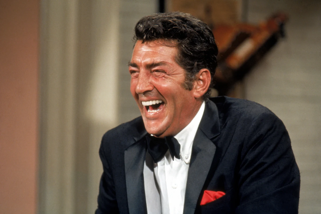 Dean Martin, a właściwie Dino Paul Crocetti, urodził się w czerwcu 1917 roku w Ohio, jednak jego rodzina miała włoskie korzenie. Dean Martin, a właściwie Dino Paul Crocetti, urodził się w czerwcu 1917 roku w Ohio, jednak jego rodzina miała włoskie korzenie.