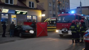 Ciało 25-latka znaleziono w aucie zaparkowanym tuż przed sklepem z alkoholem w Kolnie