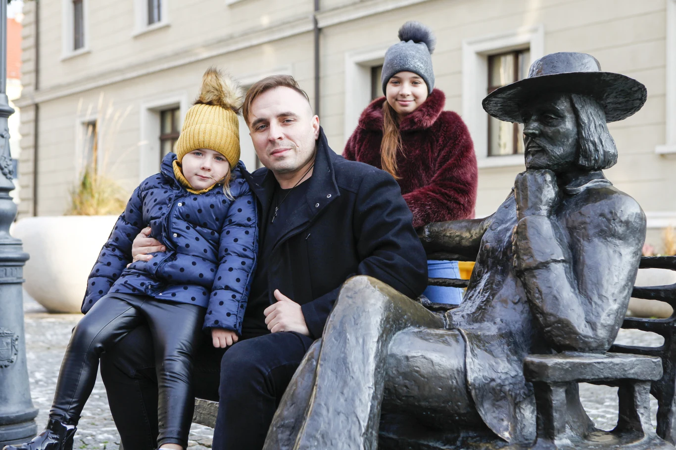 Czadoman naprawdę nazywa się Paweł Dudek. Od 2009 r. jest żonaty z Mirosławą, z którą ma dwie córki: 10-letnią Magdę i 4-letnią Polę. "Starsza uwielbia tańczyć, więc uczęszcza na zajęcia taneczne. Młodsza, gdy tylko dorwie się do pianina, gra i śpiewa. Istna wariacja! Do niczego ich jednak nie zmuszam, nie przenoszę na dzieci swoich ambicji. Kiedyś same wybiorą, co chcą w życiu robić" - mówi. Czadoman naprawdę nazywa się Paweł Dudek. Od 2009 r. jest żonaty z Mirosławą, z którą ma dwie córki: 10-letnią Magdę i 4-letnią Polę. "Starsza uwielbia tańczyć, więc uczęszcza na zajęcia taneczne. Młodsza, gdy tylko dorwie się do pianina, gra i śpiewa. Istna wariacja! Do niczego ich jednak nie zmuszam, nie przenoszę na dzieci swoich ambicji. Kiedyś same wybiorą, co chcą w życiu robić" - mówi.