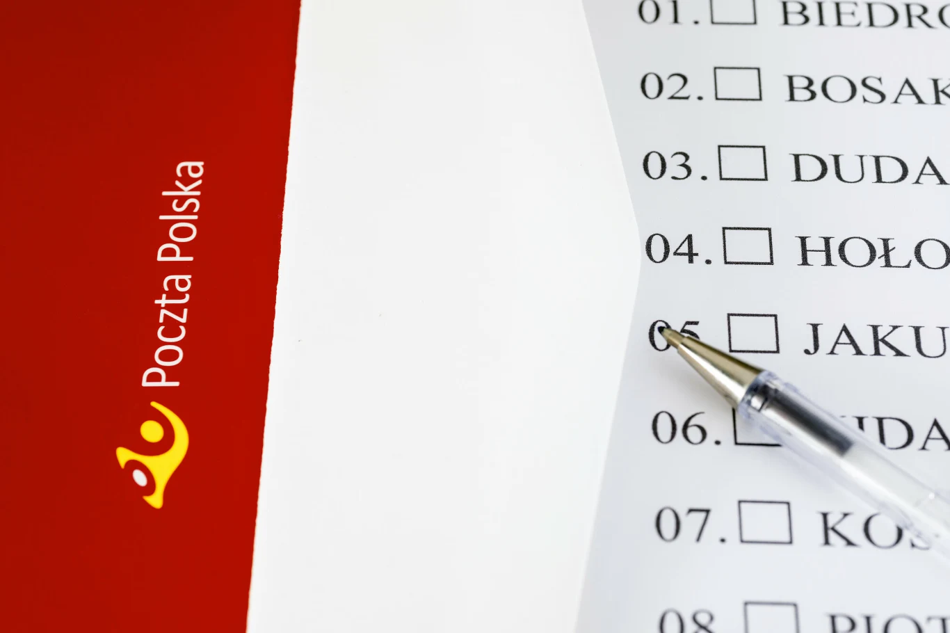 Wybory "kopertowe" Ze względu na pandemię koronawirusa obóz rządzący zaproponował, by zaplanowane na 10 maja wybory prezydenckie zostały przeprowadzone w sposób korespondencyjny. Karty do głosowania miała wyborcom dostarczać Poczta Polska. Do Sejmu wpłynął poselski projekt w tej sprawie. 6 kwietnia - głosami polityków Zjednoczonej Prawicy - izba niższa przyjęła go w błyskawicznym tempie, jednak Senat spowolnił legislację, po czym projekt odrzucił. Przeciwko przeprowadzeniu wyborów 10 maja była nie tylko opozycja oraz część ekspertów, ale również Jarosław Gowin. Lider Porozumienia 7 maja podkreślił, że jego ugrupowanie od początku popierało przeprowadzenie wyborów korespondencyjnych "w pierwszym możliwym terminie". Dodał jednak, że "termin 10 maja był nierealny". Specjalny apel wystosowali byli prezydenci i premierzy, przekonując, że wybory "kopertowe" w sytuacji pandemii "nie będą ani powszechne, ani równe". Ostatecznie do głosowania nie doszło, w związku z czym Państwowa Komisja Wyborcza wydała uchwałę, w której uznała, że brak możliwości głosowania na kandydatów był równoważny w skutkach z sytuacją braku kandydatów. Wybory, które się nie odbyły kosztowały podatników około 70 mln zł. 