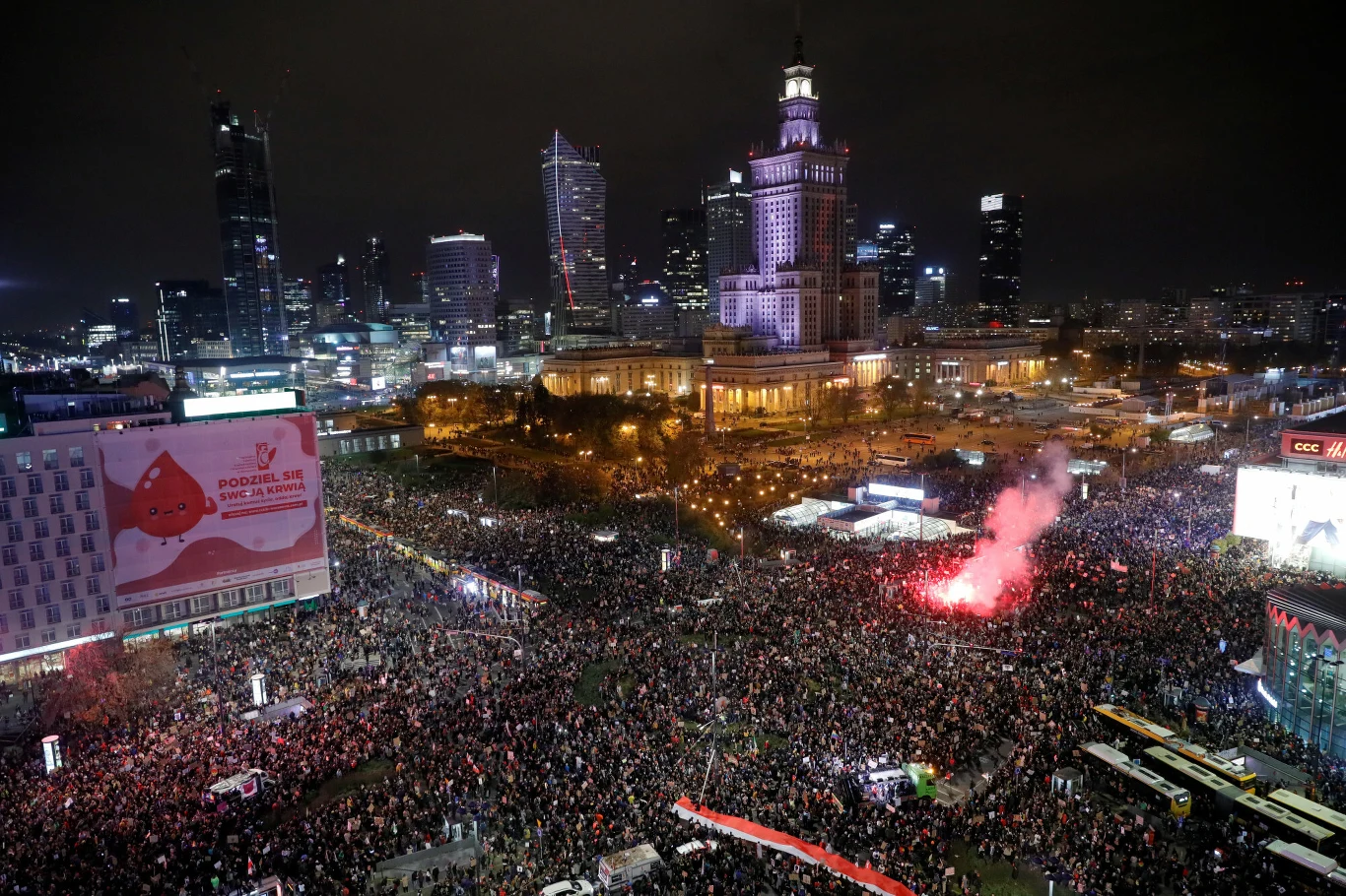 Protesty po wyroku Trybunału Konstytucyjnego ws. aborcji 22 października Trybunał Konstytucyjny orzekł, że przepis tzw. ustawy antyaborcyjnej z 1993 r. zezwalający na aborcję w przypadku ciężkiego i nieodwracalnego upośledzenia płodu albo nieuleczalnej choroby zagrażającej jego życiu jest niezgodny z konstytucją. Przepis straci moc wraz z publikacją wyroku w Dzienniku Ustaw, co dotąd jednak nie nastąpiło. Orzeczenie TK wywołało falę protestów w całym kraju. Mimo pandemii i ograniczenia możliwości organizowania zgromadzeń publicznych, na ulice wyszły tysiące osób. Protesty odbywały się na niespotykaną od dawna skalę, ponieważ objęły nie tylko wielkie miasta, ale i małe miasteczka. Głównym inicjatorem protestów jest Ogólnopolski Strajk Kobiet. W odpowiedzi na protesty prezydent Andrzej Duda skierował do Sejmu projekt zmian, zgodnie z którym wprowadzona ma zostać przesłanka umożliwiająca przerwanie ciąży w przypadku tzw. wad letalnych płodu. Projekt skierowano do I czytania w komisjach.