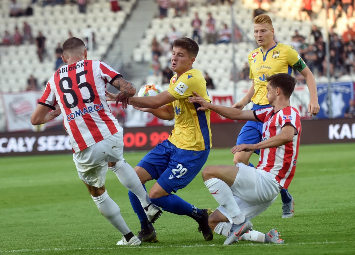 Marko Divković (w środku) w trakcie meczu z Cracovią Marko Divković (w środku) w trakcie meczu z Cracovią