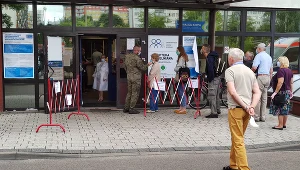 Kolejka przed Uniwersyteckim Szpitalu Klinicznym w Bialymstoku