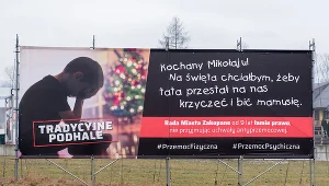 Baner stanął przy wjeździe do Zakopanego