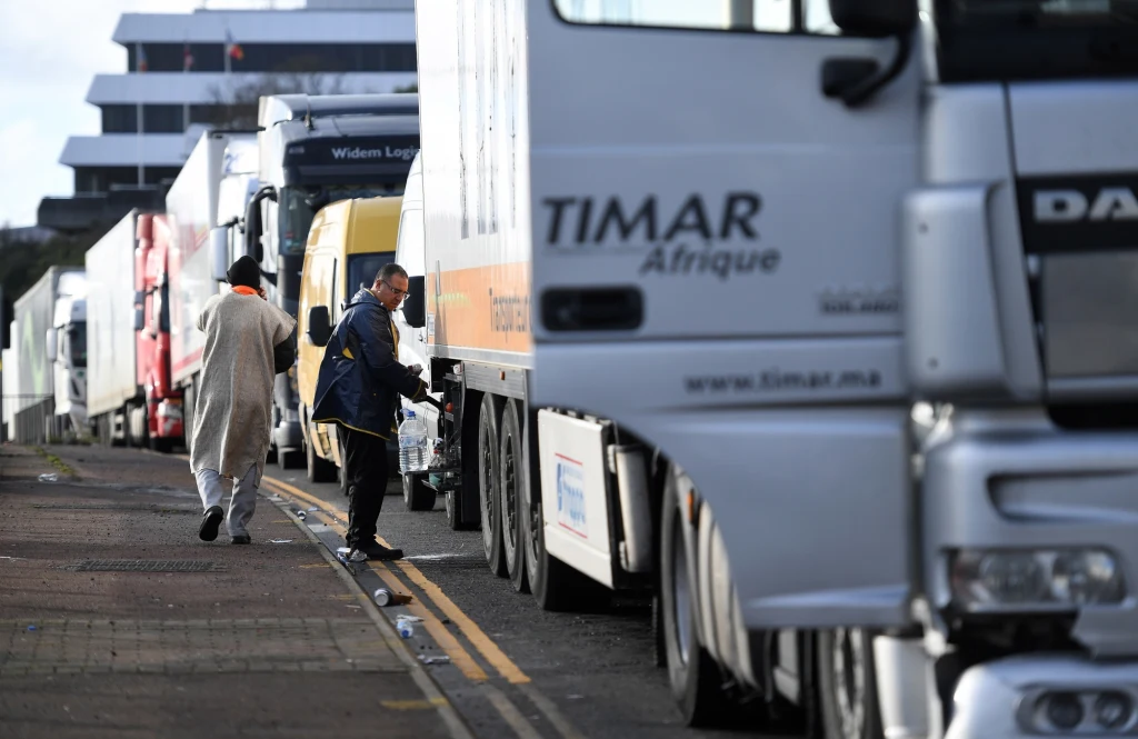 Powstały zator to efekt niedzielnej decyzji Francji, która z powodu rozprzestrzeniającej się w Anglii nowej odmiany koronawirusa zamknęła na 48 godzin granicę dla przyjazdów z Wielkiej Brytanii, przy czym nie dotyczyło to tylko ruchu pasażerskiego, ale też transportu towarów. Powstały zator to efekt niedzielnej decyzji Francji, która z powodu rozprzestrzeniającej się w Anglii nowej odmiany koronawirusa zamknęła na 48 godzin granicę dla przyjazdów z Wielkiej Brytanii, przy czym nie dotyczyło to tylko ruchu pasażerskiego, ale też transportu towarów.