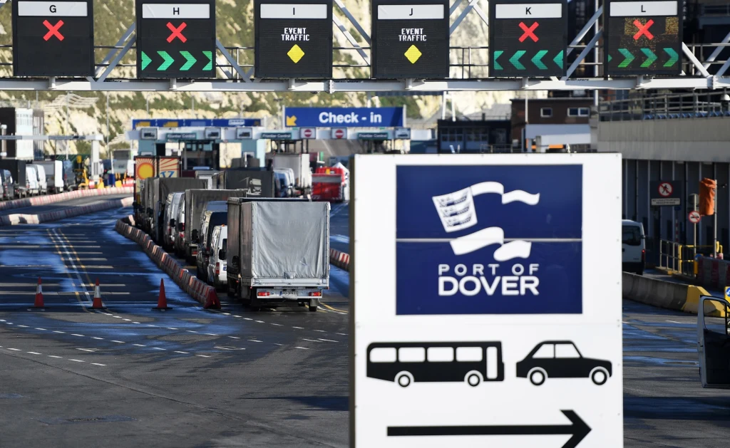 Stacja BBC podała w piątek 25 grudnia w południe, że na wyjazd z Wielkiej Brytanii nadal czekało ok. 5000 ciężarówek. Stacja BBC podała w piątek 25 grudnia w południe, że na wyjazd z Wielkiej Brytanii nadal czekało ok. 5000 ciężarówek.