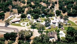 Catherine Zeta-Jones i Michael Douglas wystawili na sprzedaż 5-hektarowa posiadłość pod Nowym Jorkiem 