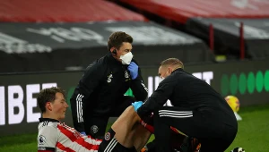 Sander Berge opatrywany przez członków sztabu medycznego