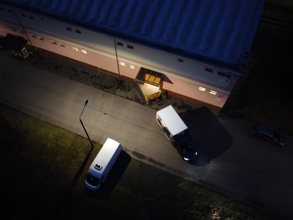 Jak zapowiadał premier Mateusz Morawiecki, do końca stycznia do Polski powinno trafić 1,5 mln dawek. Będą one dzielone na pół. Jedna część pozostanie w magazynie agencji w ultra niskiej temperaturze, druga trafiać będzie do punktów, w których odbywać się będą szczepienia. Jak zapowiadał premier Mateusz Morawiecki, do końca stycznia do Polski powinno trafić 1,5 mln dawek. Będą one dzielone na pół. Jedna część pozostanie w magazynie agencji w ultra niskiej temperaturze, druga trafiać będzie do punktów, w których odbywać się będą szczepienia.