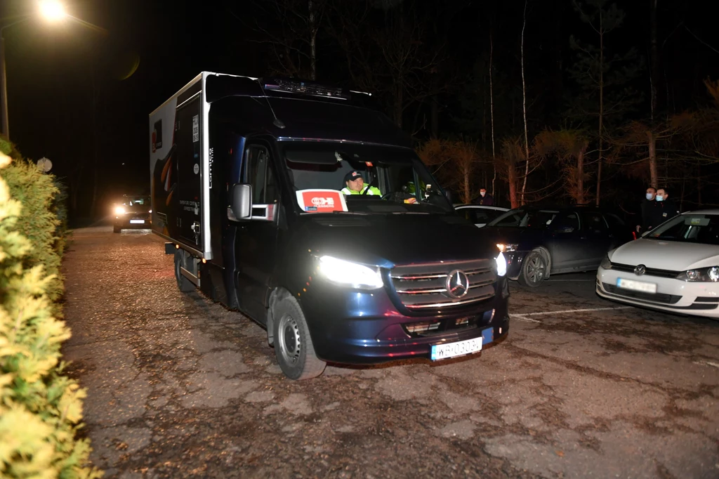Taki podział wynika z tego, że szczepionka jest dwudawkowa. By była skuteczna, należy drugą dawkę przyjąć po 3-4 tygodniach. Agencja w ten sposób zabezpiecza się na wypadek niespodziewanych zdarzeń po stronie producenta, czy logistyki międzynarodowej. Taki podział wynika z tego, że szczepionka jest dwudawkowa. By była skuteczna, należy drugą dawkę przyjąć po 3-4 tygodniach. Agencja w ten sposób zabezpiecza się na wypadek niespodziewanych zdarzeń po stronie producenta, czy logistyki międzynarodowej.